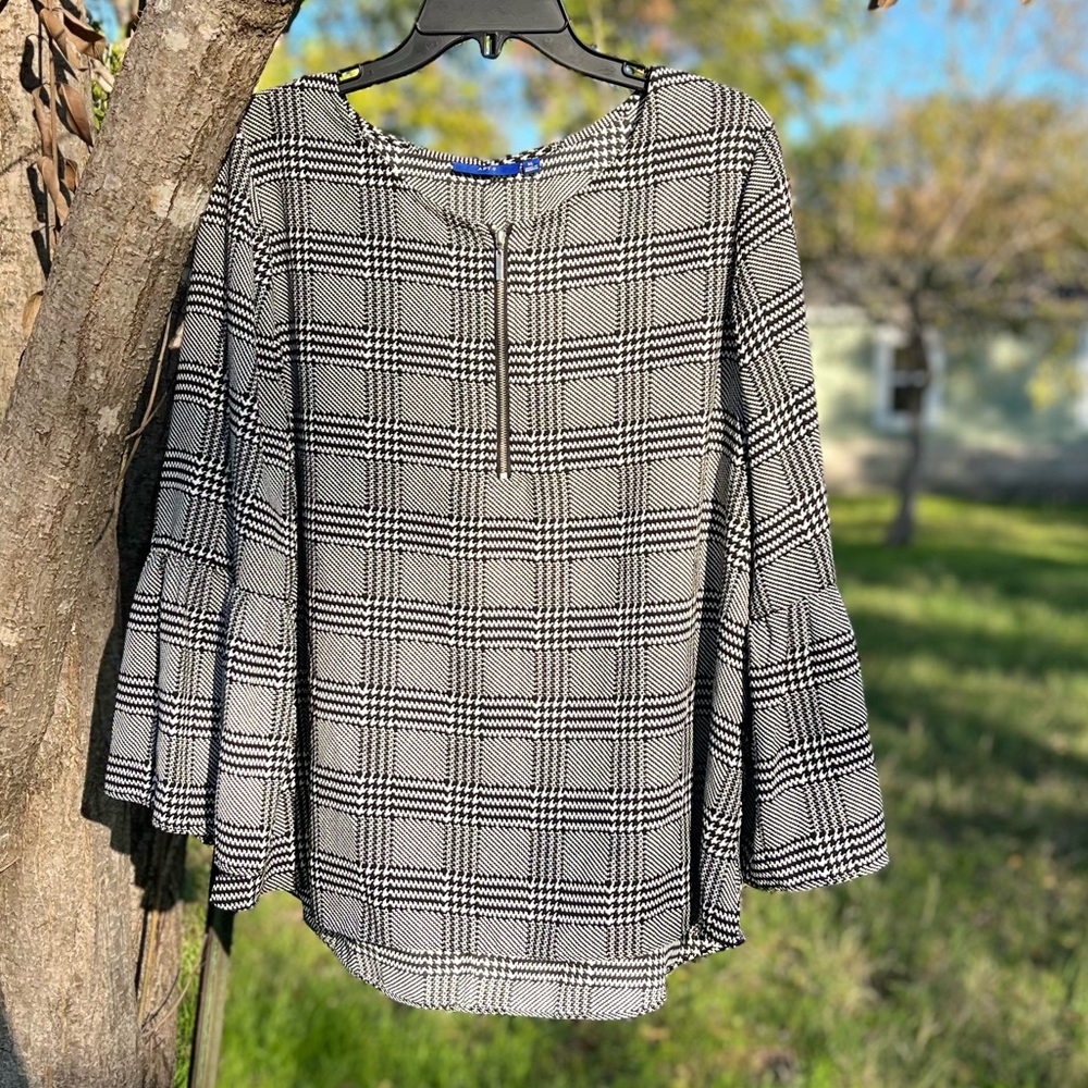 NWT APT 9 Women’s blouse with belled sleeves